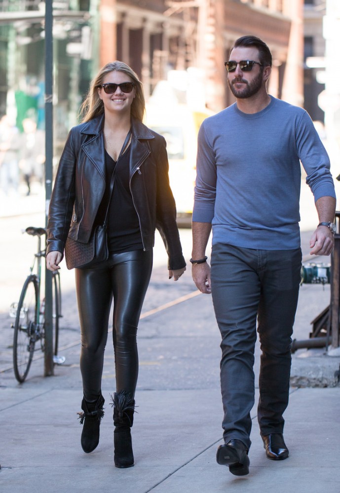 Шөптегі брюнетка